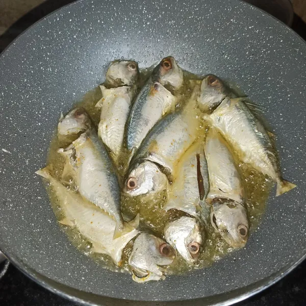 Goreng ikan kembung sampai matang, angkat dan tiriskan.