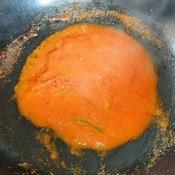 Tumis bumbu halus dan daun jeruk sampai bumbu matang.