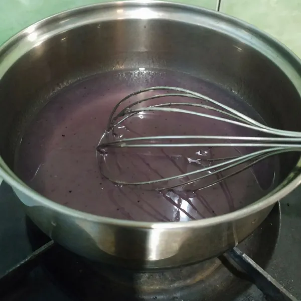 Campur bubuk jelly anggur, gula pasir dan air lalu aduk rata. Masak hingga mendidih lalu tuang ke dalam cetakan kotak. Sisihkan.