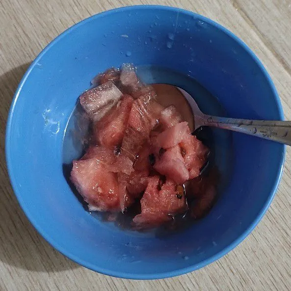 Masukkan semangka potong