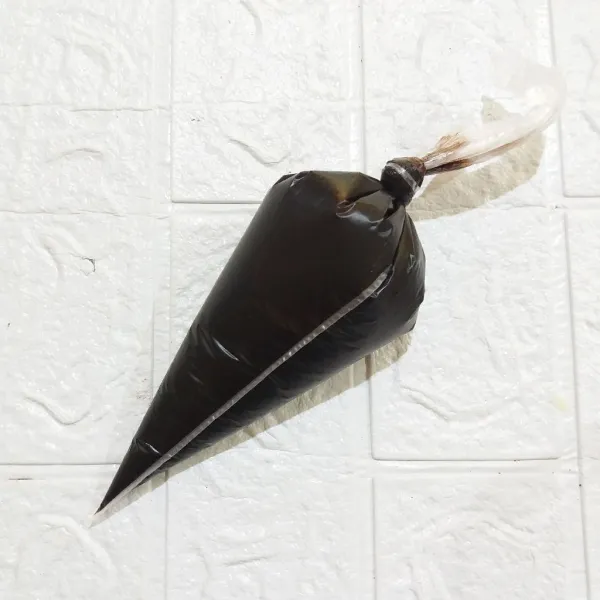Masukkan vanili cair, aduk rata, dan masukkan dalam piping bag.
