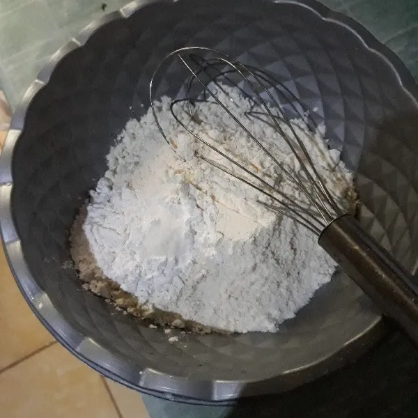 Campurkan tepung terigu, tepung tapioka, dan garam.
