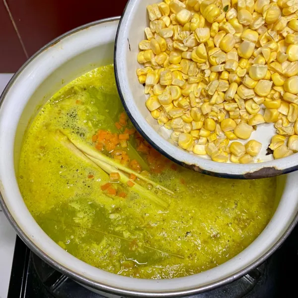 Tambahkan wortel dan jagung manis, masak sebentar.