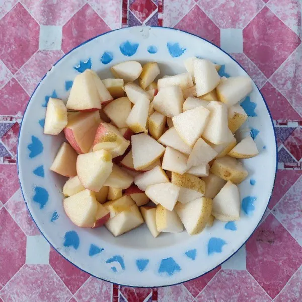 Cuci bersih buah pear dan buah apel, kemudian potong-potong sesuai selera.