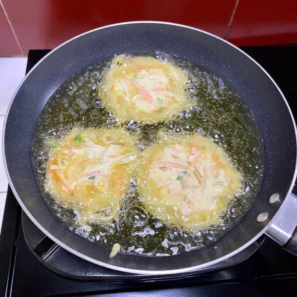 Goreng bala-bala hingga berwarna kuning kecoklatan. Angkat dan sajikan.