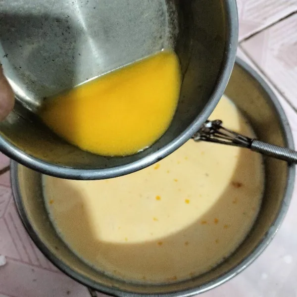 Tambahkan margarin cair dan vanilli, aduk rata.