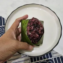 Ketan yang sudah matang bunhkus dengan daun pisang. Kemudian tata diatas piring saji.
