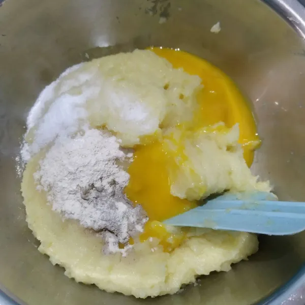Tambahkan tepung terigu, kuning telur, bawang putih bubuk, garam, penyedap rasa dan lada bubuk lalu aduk rata.