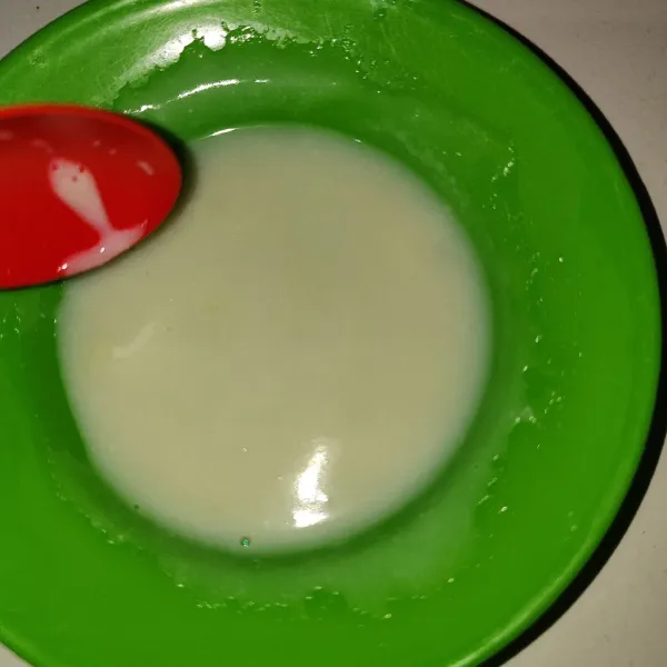 Lalu ambil vla instant 1 sendok makan kemudian larutkan dengan air hangat Aduk sampai mengental.