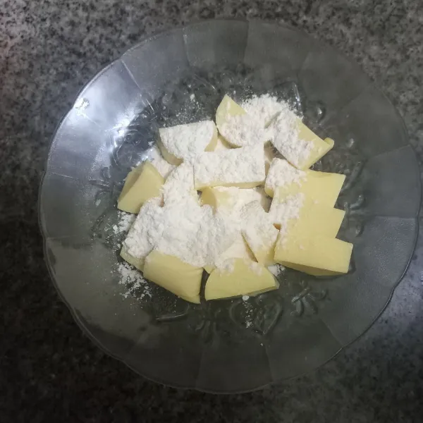 Taburi tofu dengan tepung terigu.