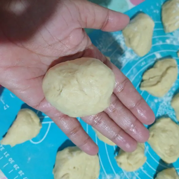 Bulatkan kembali hingga selai tertutup.