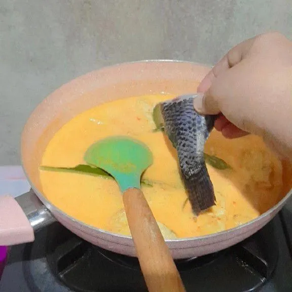 Kemudian masukkan ikan dan tempe tadi.