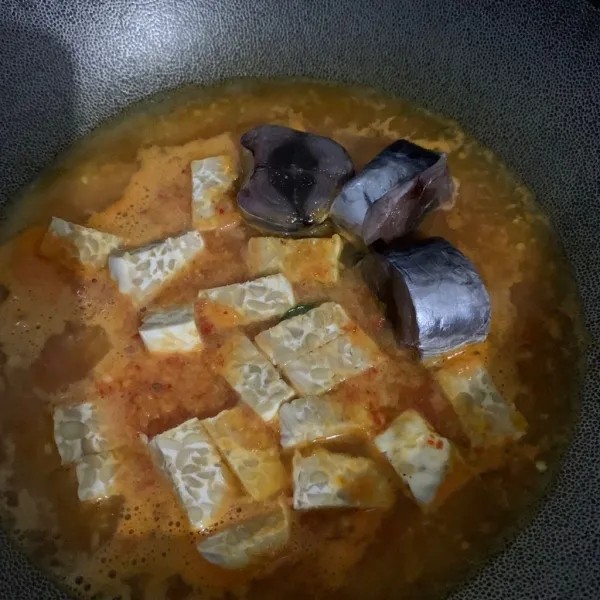 Potong tongkol dan campurkan.