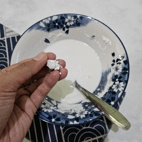 Tambahkan kapur sirih, aduk rata. Kemudian tambahkan kembali air.