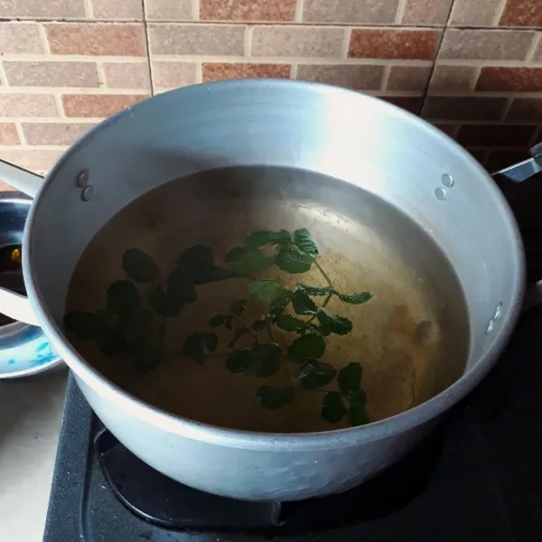 Tambahkan daun mint, rebus hingga mendidih.