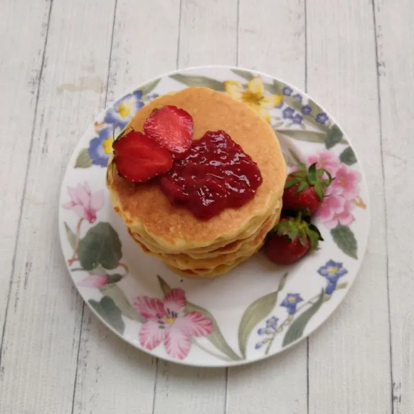 Sajikan pancake dengan maple syrup atau dengan strawberry jam. Enjoy..