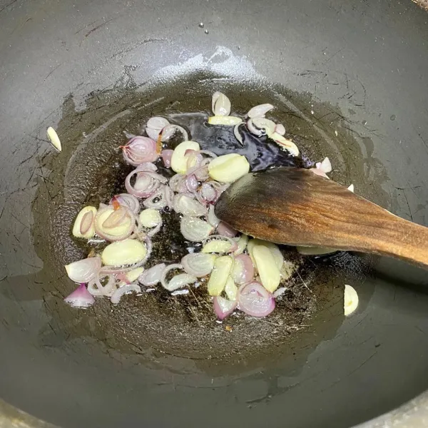 Tumis bawang merah dan bawang putih hingga harum.