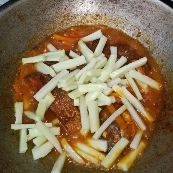 Terakhir, tambahkan timun masak sebentar dan angkat.