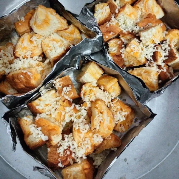 Tata roti tawar dalam aluminium tray, tuang cairan telur taburi dengan topping.