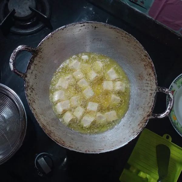 Potong dadu tahu, lalu goreng sampai berkulit.