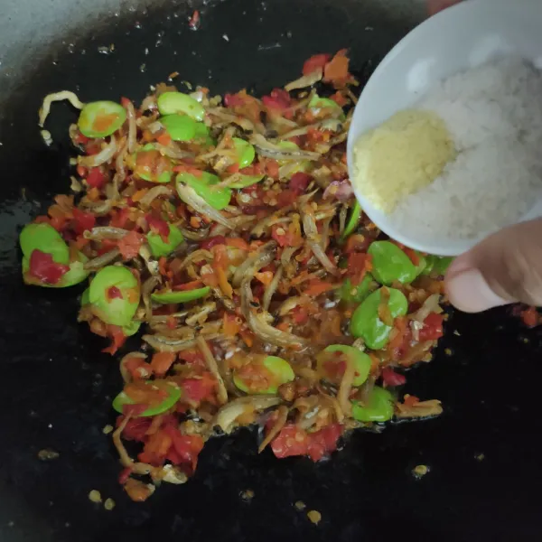 Masukan bumbu gula, garam dan kaldu bubuk aduk rata, masak sesaat hingga bumbu meresap, matikan.