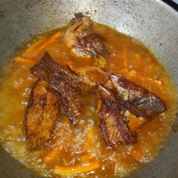 Masukkan ikan nila yang sudah digoreng masak hingga air menyusut.