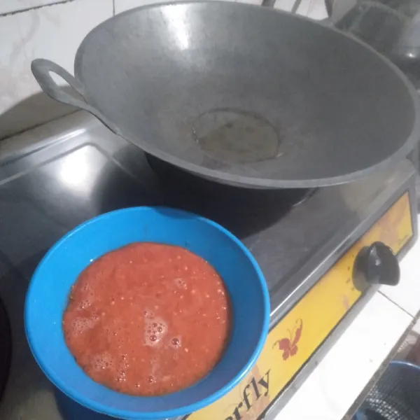 Tumis bumbu halus dengan minyak yang sudah dipanaskan, tumis hingga harum dan matang.