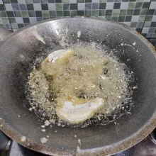 Segera goreng dalam minyak panas dengan api sedang. Jika sudah matang dan set, angkat lalu tiriskan minyaknya.