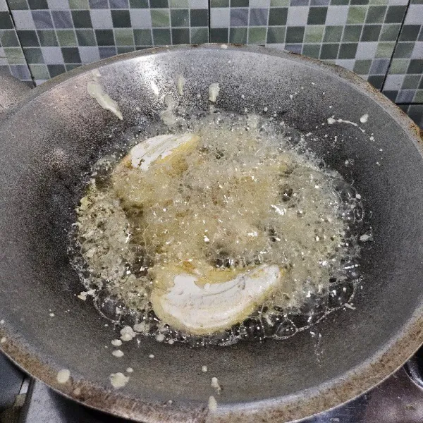 Segera goreng dalam minyak panas dengan api sedang. Jika sudah matang dan set, angkat lalu tiriskan minyaknya.
