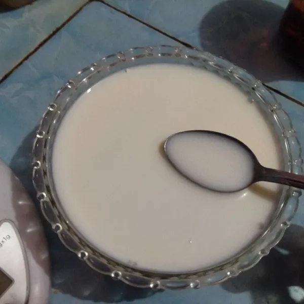 Buat buttermilk: Campur rata susu dengan cuka. Tunggu 10 menit, nanti akan sedikit bertekstur.