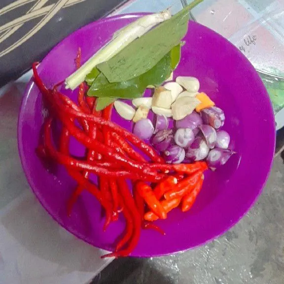 Cuci bersih semua bahan kemudian dihaluskan kecuali daun ya.