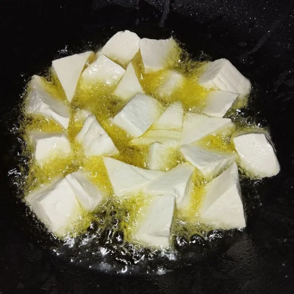 Goreng tahu hingga berkulit.