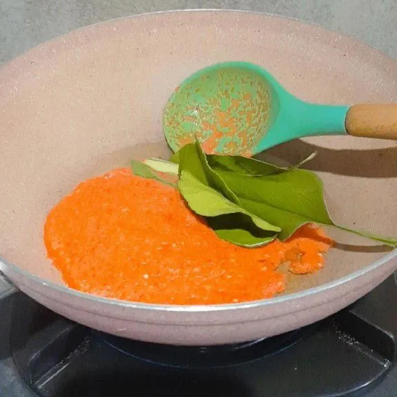 Tumis bumbu yang dihaluskan tadi sampe wangi dan masukkan juga daun salam, daun jeruk dan daun kunyit nya.