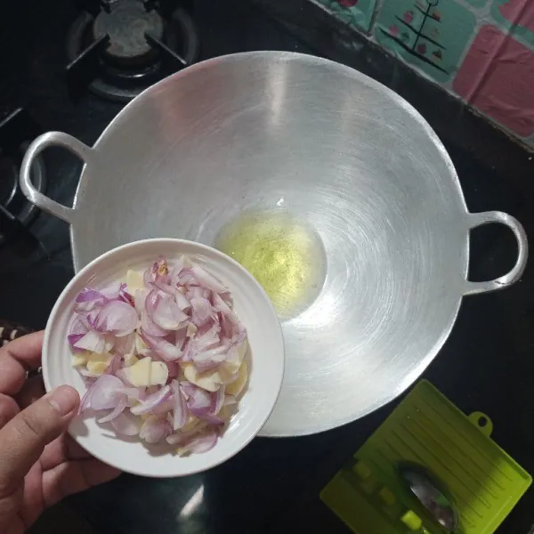 Panaskan secukupnya minyak dalam wajan, lalu tumis bawang merah dan bawang putih hingga harum.