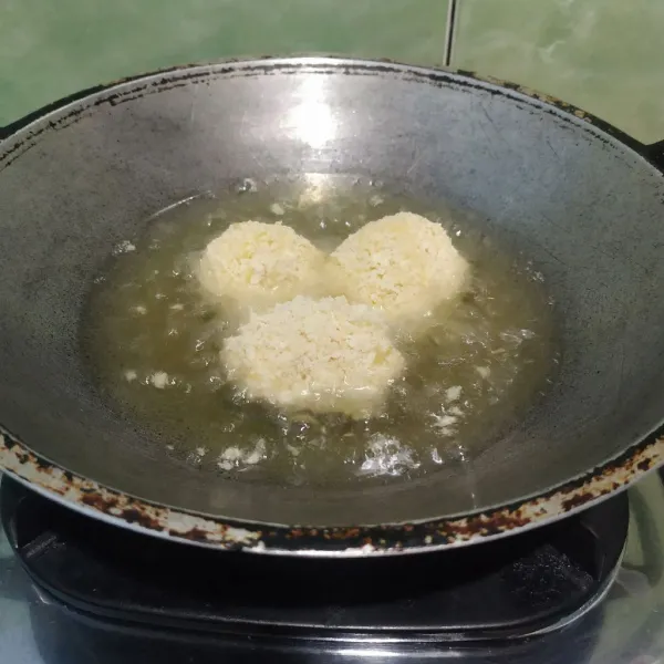 Panaskan minyak lalu goreng adonan hingga matang. Angkat dan tiriskan.