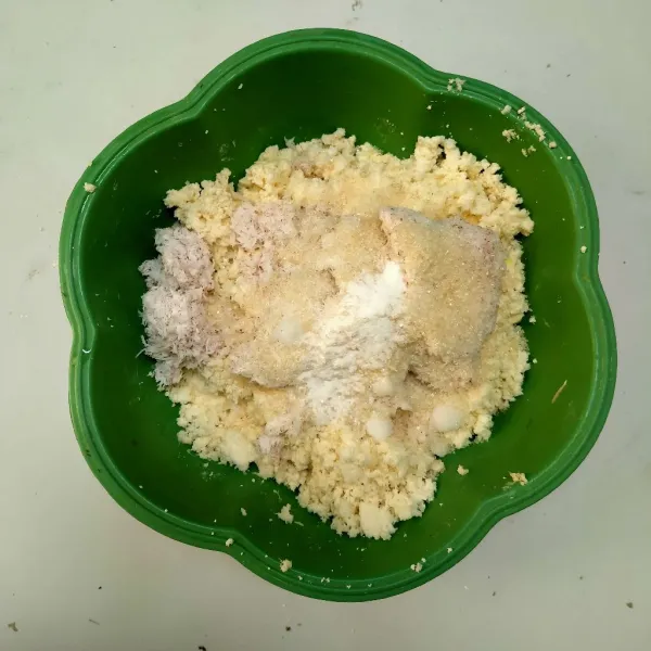 Masukkan gula pasir, garam, vanili dan tepung tapioka.