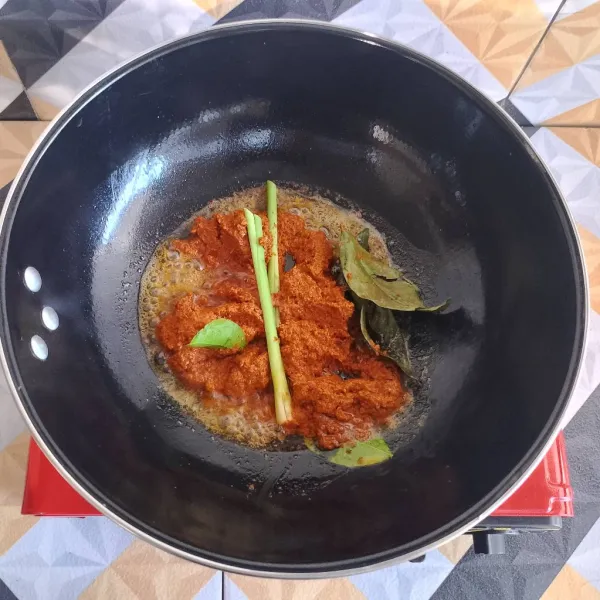 Panaskan margarin, tumis bumbu halus bersama serai, daun bawang daun jeruk dan daun salam hingga harum, kemudian tambahkan kecap, garam dan gula, aduk hingga tercampur rata.
