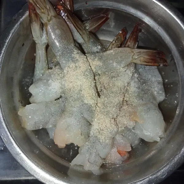 Kupas udang, buang kepala dan kulitnya kemudian cuci bersih. Tambahkan bumbu marinasi lalu aduk rata. Diamkan 15 menit.