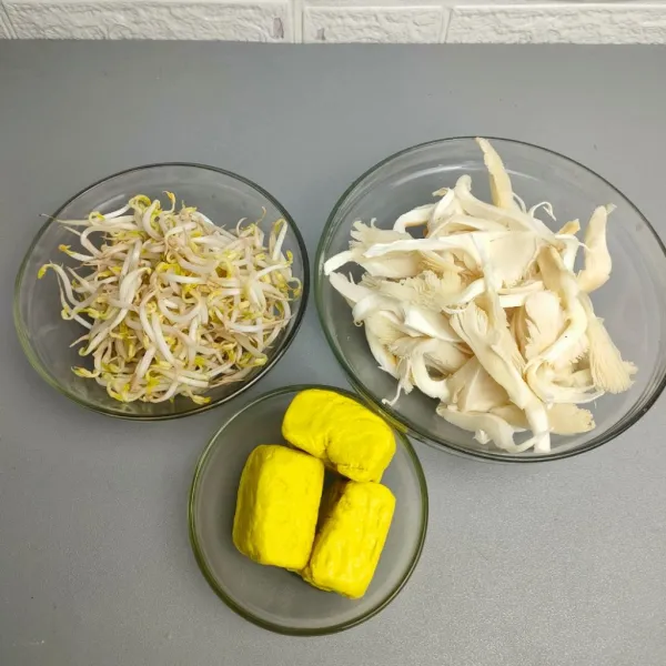 Siapkan jamur tiram yang sudah di suwir, tauge dan tahu.