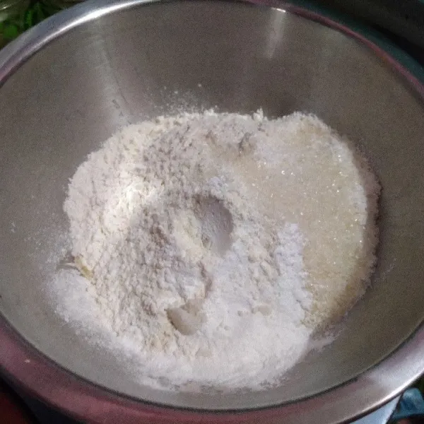 Di wadah lain, aduk jadi satu tepung terigu, gula pasir, garam, baking powder dan baking soda.