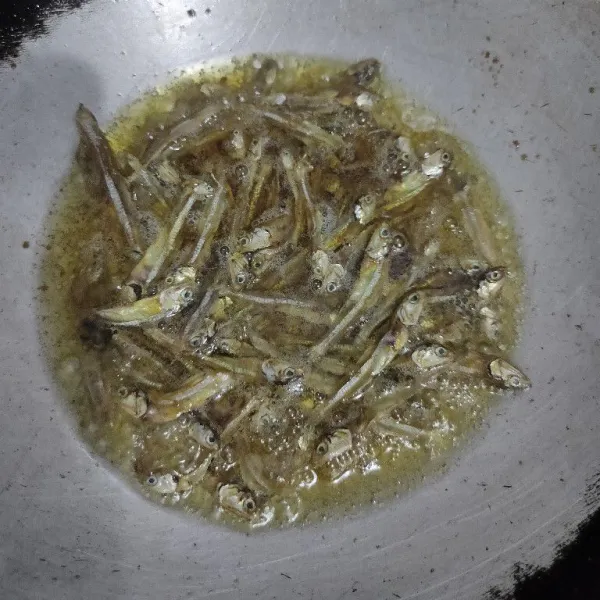 Cuci ikan teri lalu goreng dengan api sedang hingga kecokelatan.