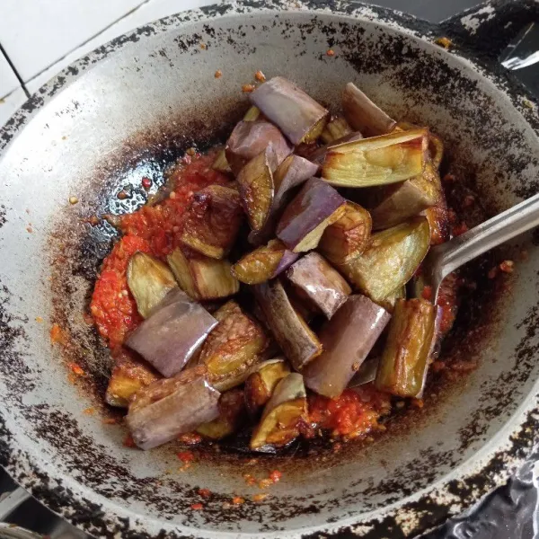 Masukkan terong goreng, garam & kaldu bubuk, aduk rata & masak sampai matang meresap. Angkat & siap disajikan.