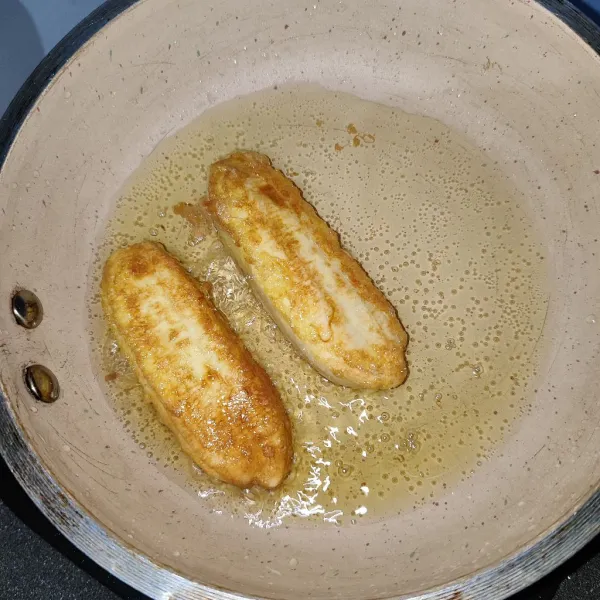 Kemudian Panaskan minyak lalu goreng pisang hingga berubah warna kecoklatan.