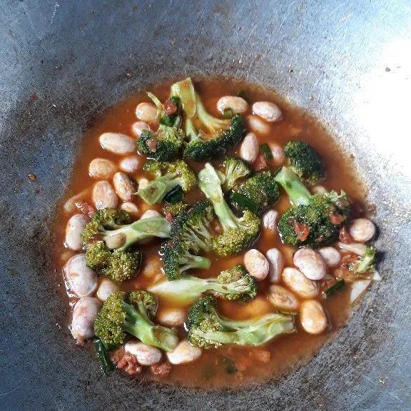Masukan saus bolognaise, kacang merah, brokoli, lalu tuangi air. Beri garam, penyedap dan gula pasir. Masak sampai kacang merah empuk.