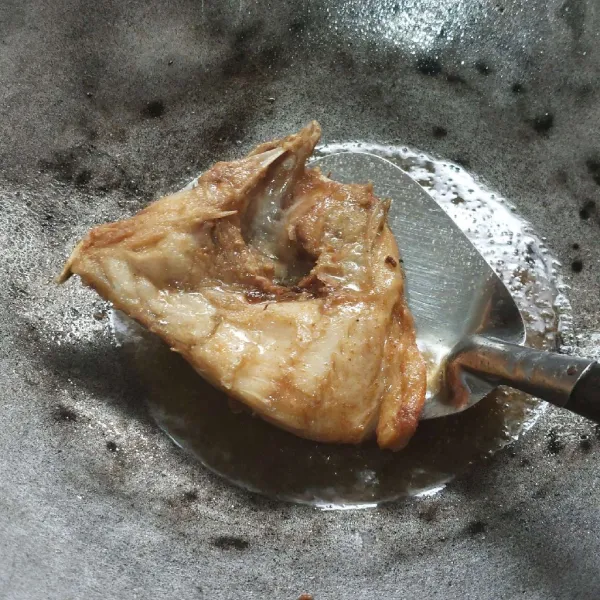 Marinasi ikan sebentar, lalu goreng sampai matang.