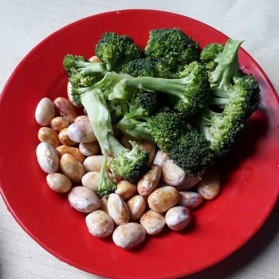 Siapkan brokoli dan kacang merah yang sudah di siangi.