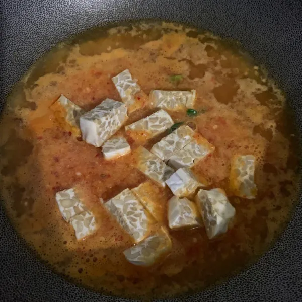 Potong tempe dan campurkan dengan bumbu halus.