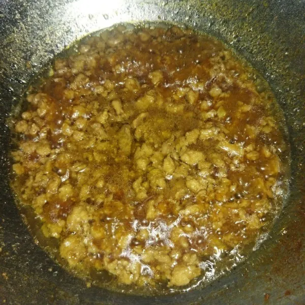 Masukkan air, masak hingga daging ayam matang, angkat lalu tuang ayam saus tiram diatas cah buncis, sajikan.