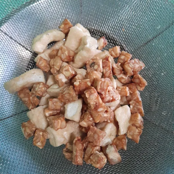 Goreng tempe dan tahu sampai kuning keemasan.