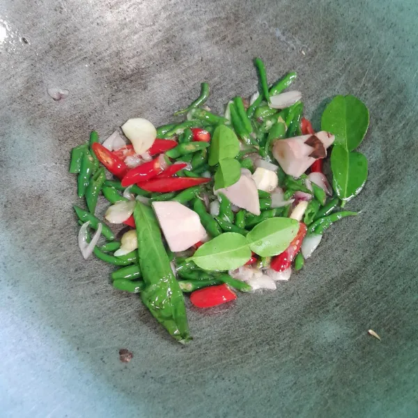 Masukkan cabe merah cabe hijau daun jeruk daun salam dan lengkuas.